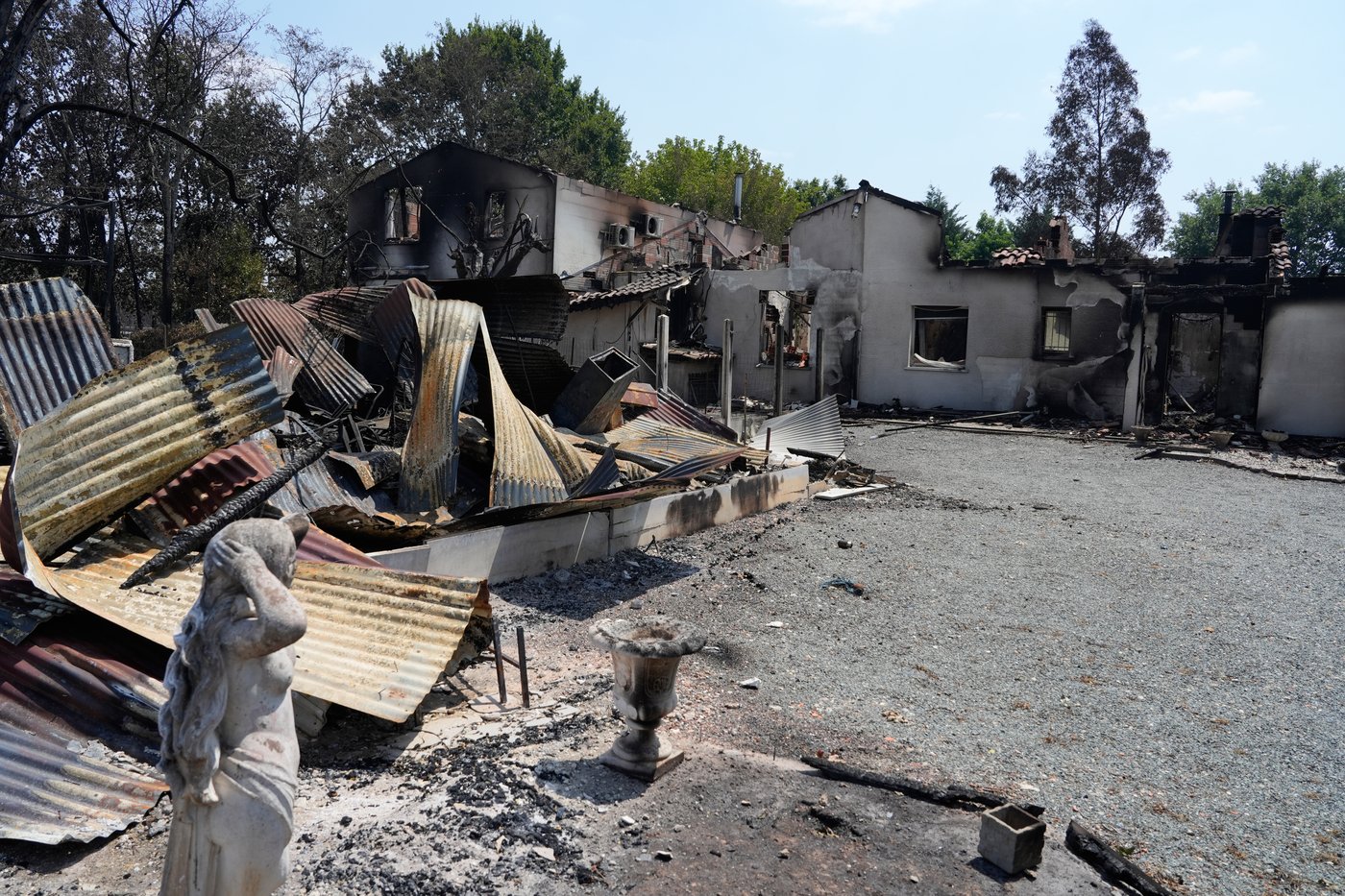French president pledges support on visit to fire zone, vows: 'We will win this battle together' | iNFOnews.ca French president pledges support on visit to fire zone, vows: 'We will win this battle together' | iNFOnews.ca