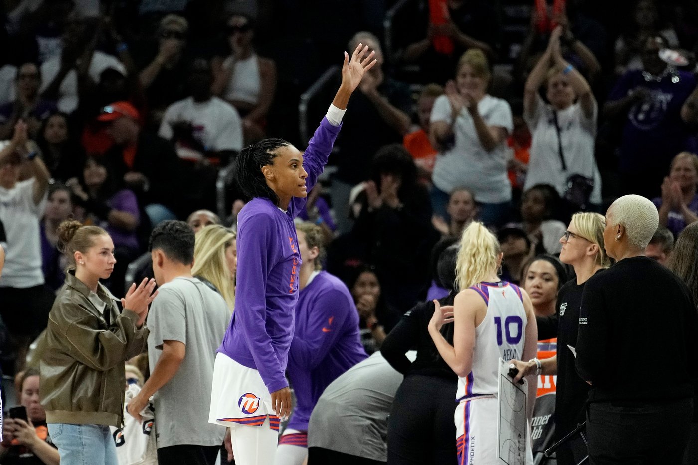 Sydney Taylor scores 10 of her 16 points in the 3rd quarter and the Sky beat the Mercury 77-66 | iNFOnews.ca Sydney Taylor scores 10 of her 16 points in the 3rd quarter and the Sky beat the Mercury 77-66 | iNFOnews.ca