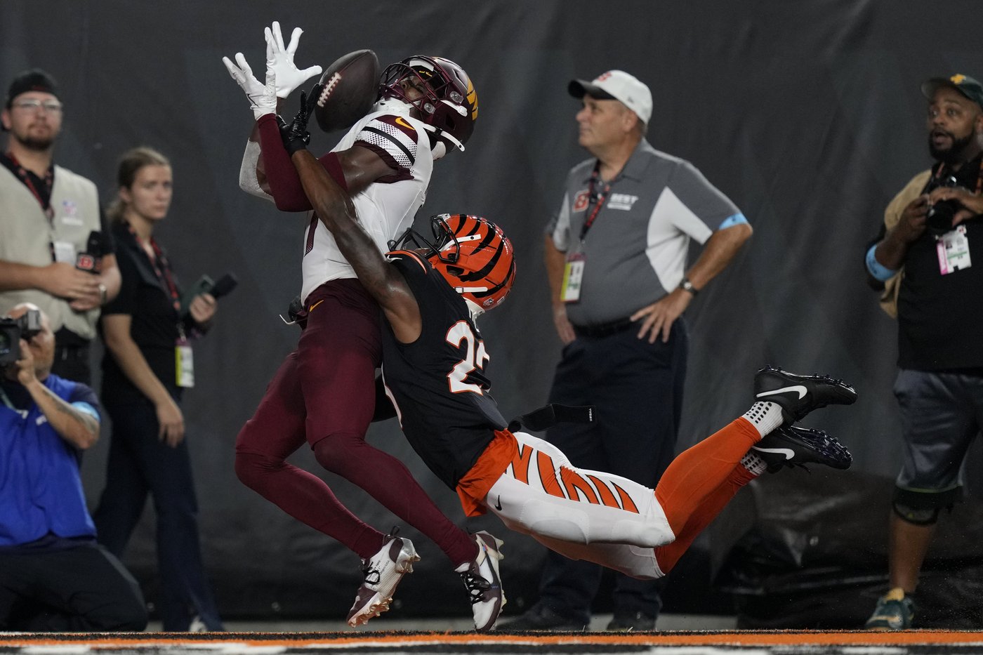 Rookie Jayden Daniels nearly flawless for Commanders in 38-33 win over Bengals | iNFOnews.ca Rookie Jayden Daniels nearly flawless for Commanders in 38-33 win over Bengals | iNFOnews.ca