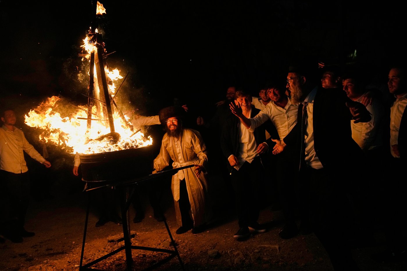 Jewish holiday Lag BaOmer lights up Israel with bonfires and song, in photos | iNFOnews.ca