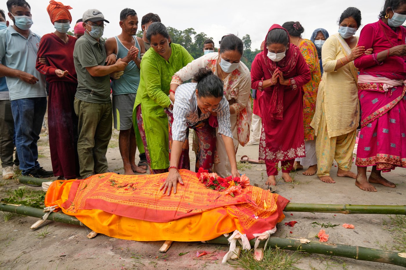 Symbolic funerals held in Nepal for those feared lost as some missing tourists make contact | iNFOnews.ca