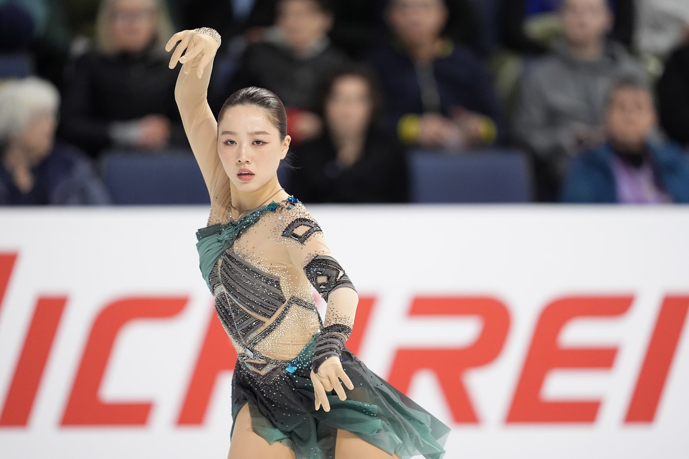 US skaters Isabeau Levito, Bradie Tennell lead after short program at season-opening Skate America | iNFOnews.ca