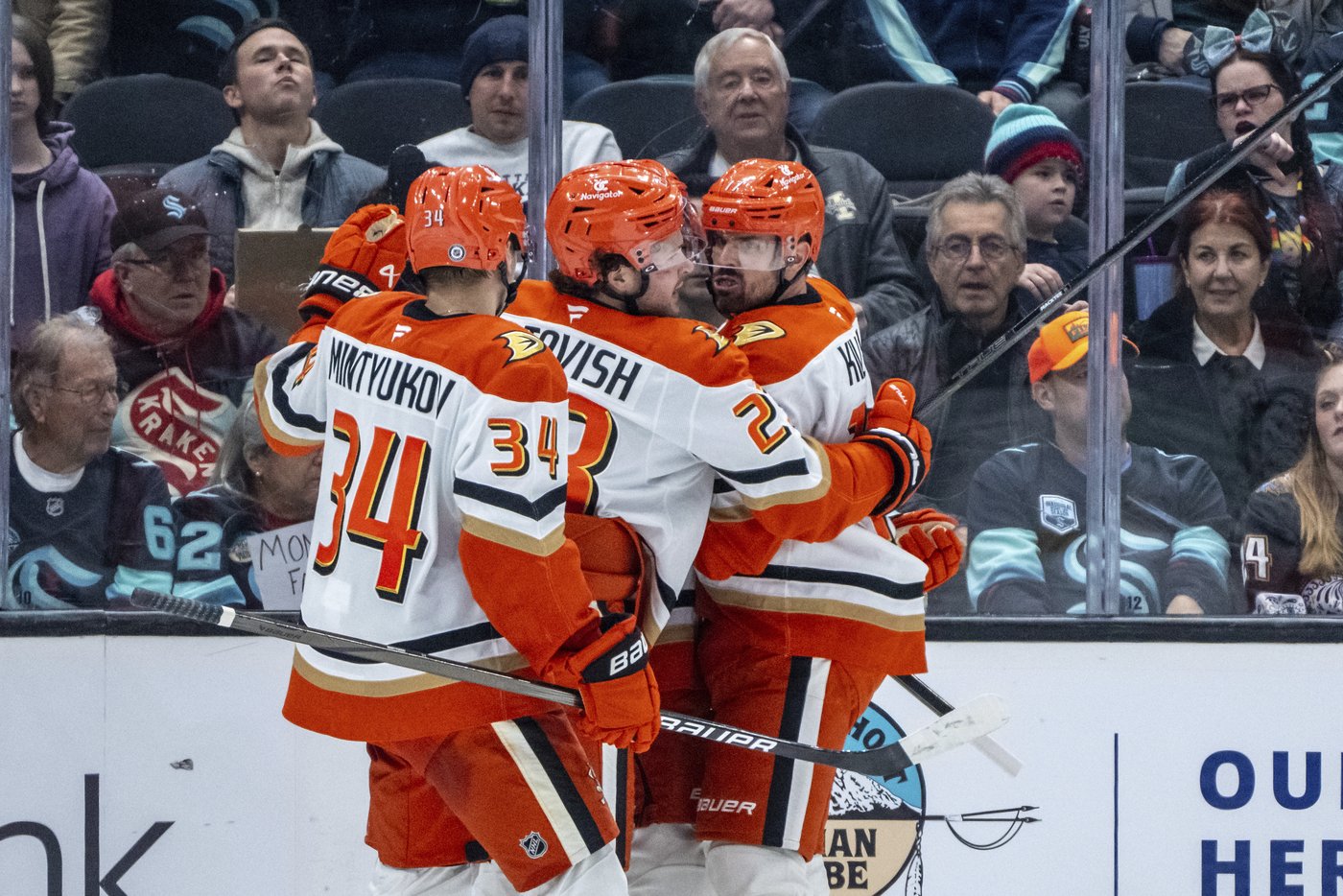 Gibson stops 42 shots as the Ducks beat the Kraken 5-2 | iNFOnews.ca