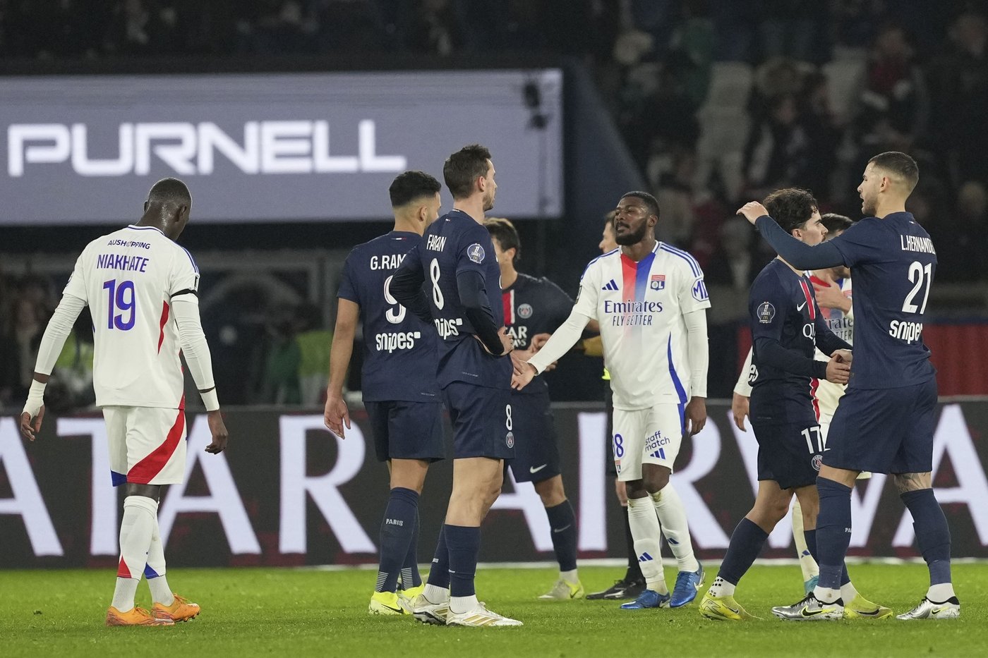 Referee briefly stops French league match between PSG and Lyon after homophobic chants | iNFOnews.ca