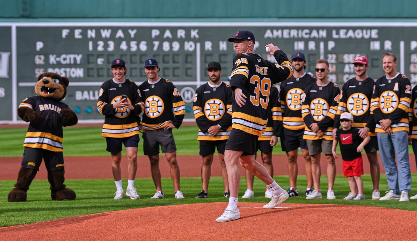 Bruins goalie Jeremy Swayman and some teammates put away sticks to take BP at Fenway Park | iNFOnews.ca