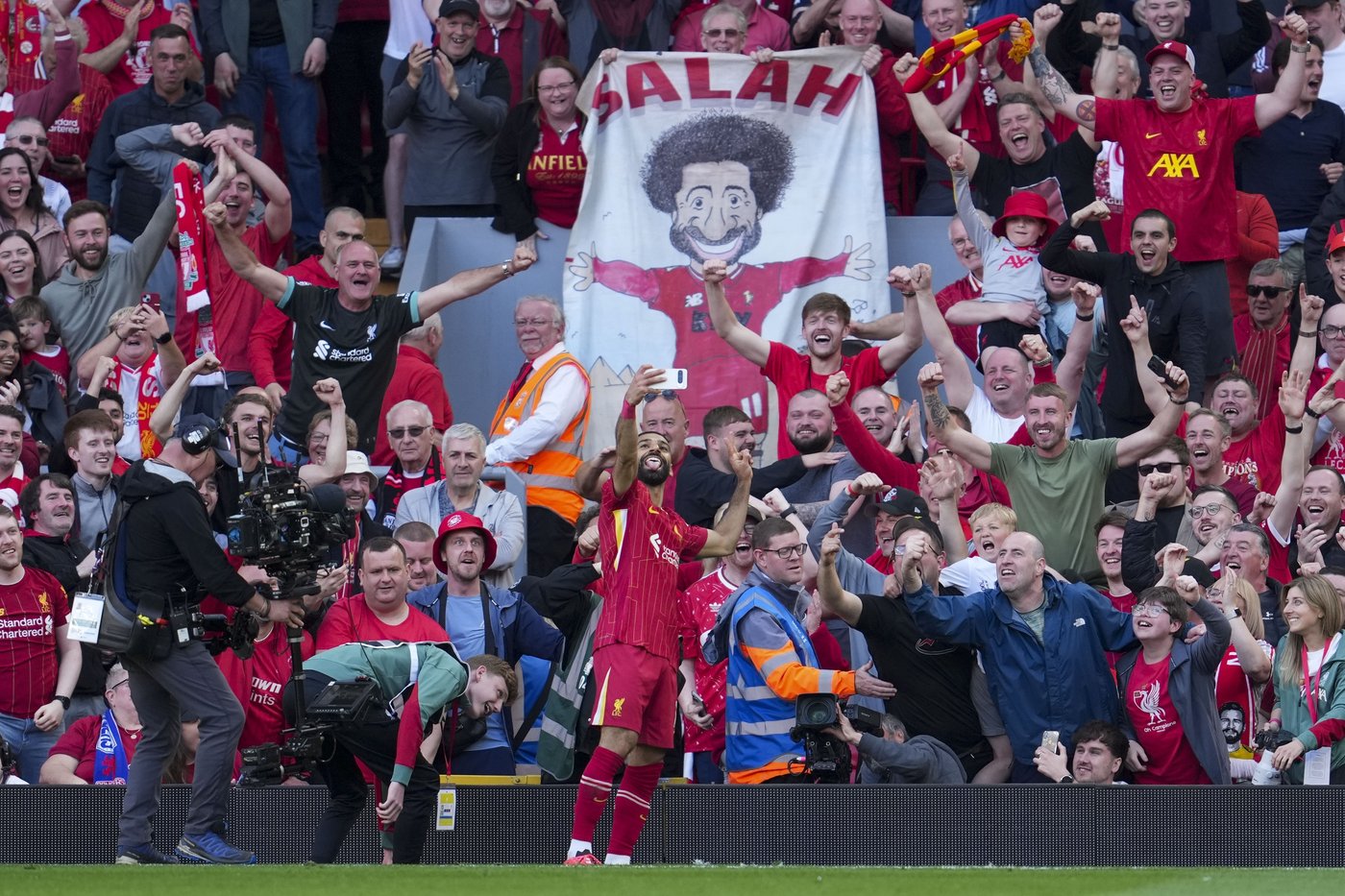 Salah poses for celebration selfie with Liverpool fans during title-winning Tottenham match | iNFOnews.ca Salah poses for celebration selfie with Liverpool fans during title-winning Tottenham match | iNFOnews.ca