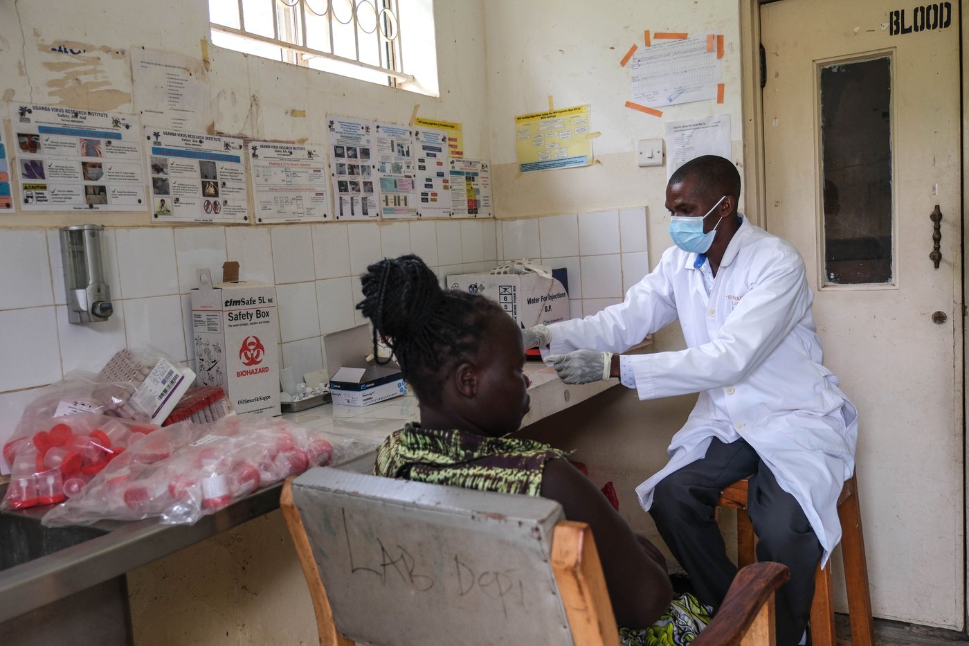 Africa's Ebola outbreaks complicated by victims who prefer traditional healers over hospitals | iNFOnews.ca