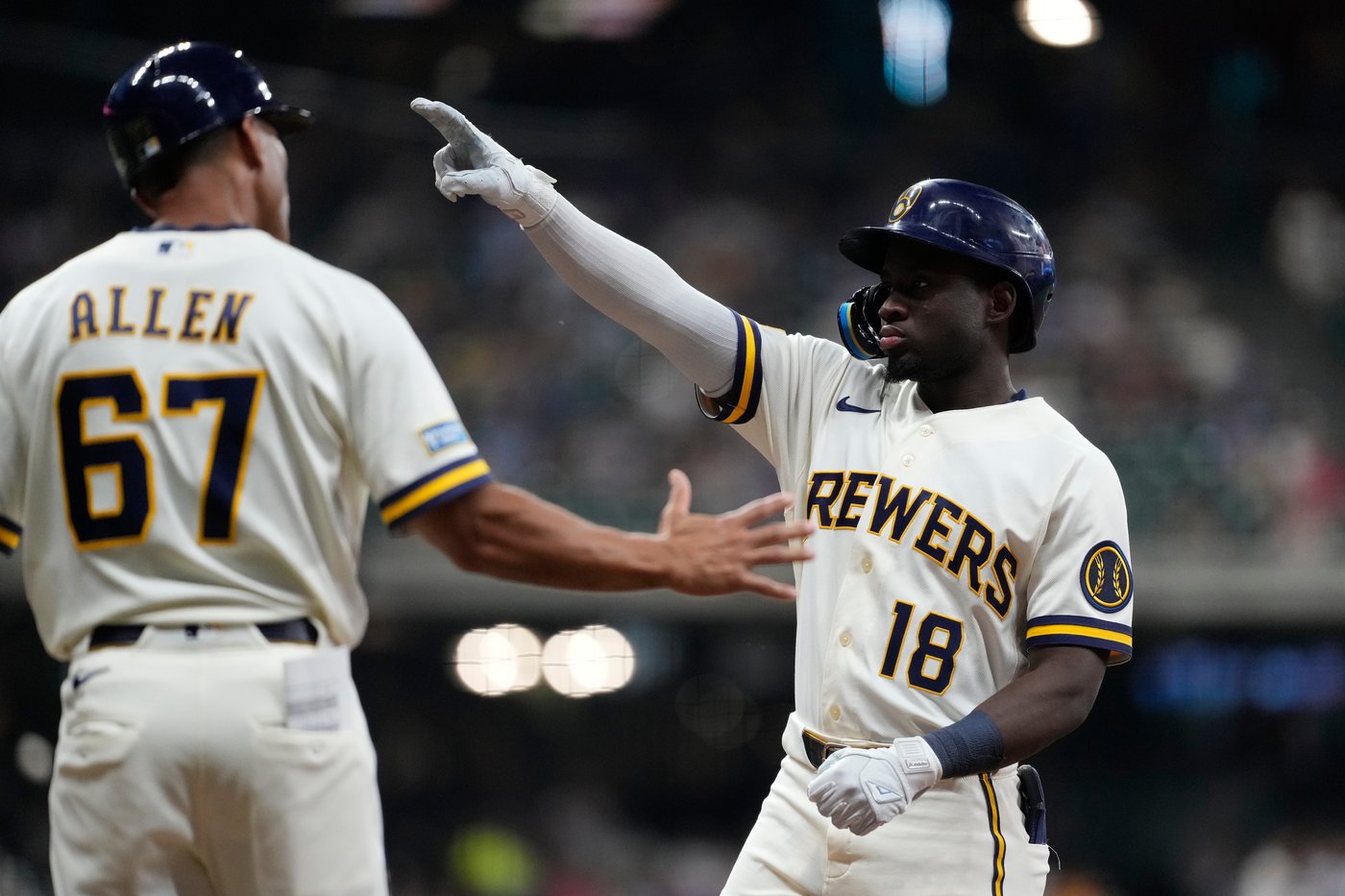 Chourio and Vaughn homer, Henderson wins sixth consecutive decision and Brewers top Pirates 4-2 | iNFOnews.ca