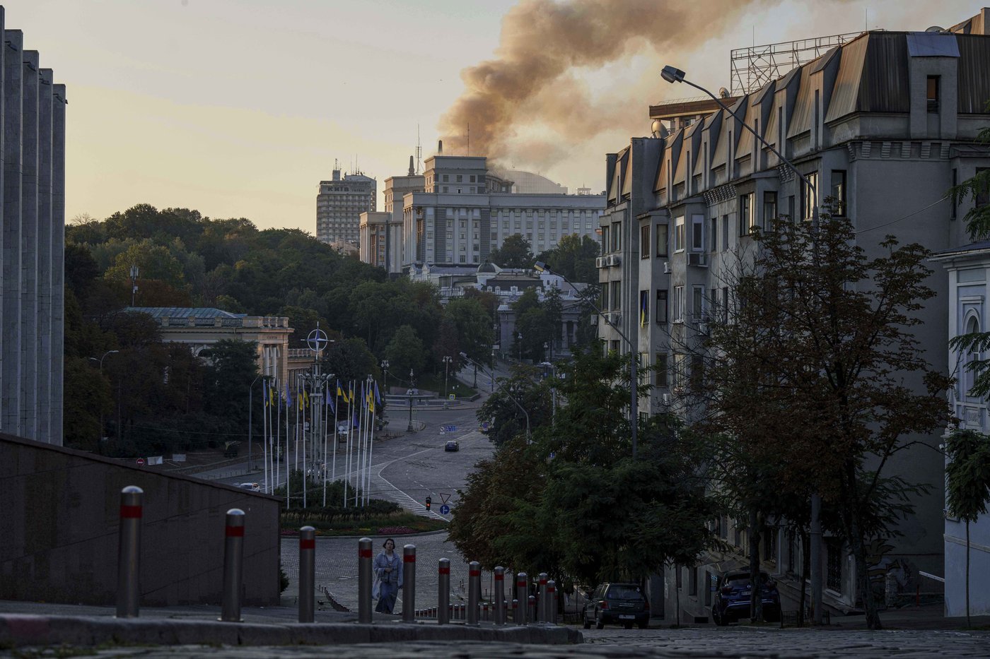 Ukraine government building damaged in Kyiv in the largest Russian attack since the war began | iNFOnews.ca Ukraine government building damaged in Kyiv in the largest Russian attack since the war began | iNFOnews.ca