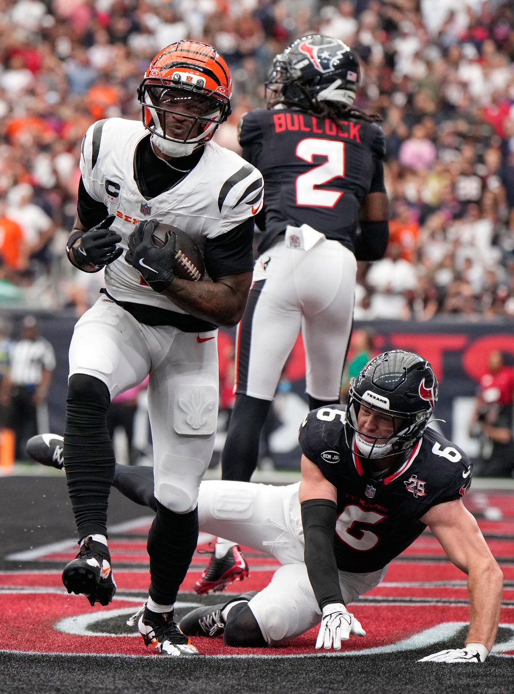 Ja'Marr Chase scores 2 TDs on passes from Joe Burrow to lead the Bengals past the Texans 20-6 | iNFOnews.ca Ja'Marr Chase scores 2 TDs on passes from Joe Burrow to lead the Bengals past the Texans 20-6 | iNFOnews.ca