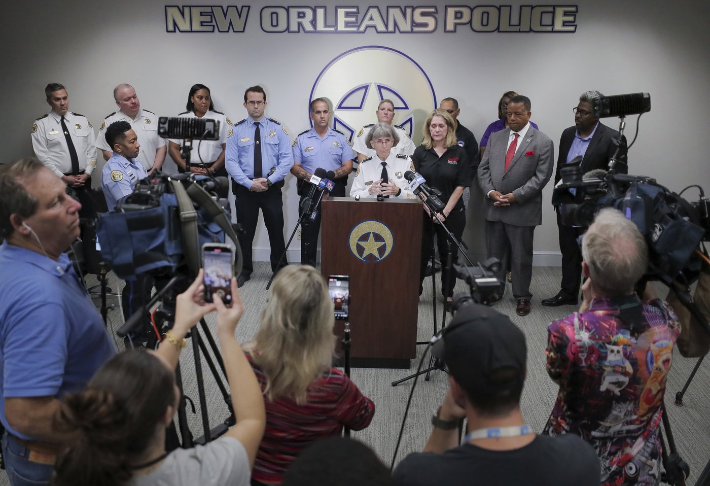 Police seek witnesses, cell phone video after gunfire during a parade in New Orleans kills 2 | iNFOnews.ca Police seek witnesses, cell phone video after gunfire during a parade in New Orleans kills 2 | iNFOnews.ca