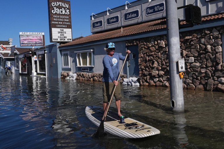 King tides inundate streets and flood homes and businesses along both US coasts | iNFOnews.ca