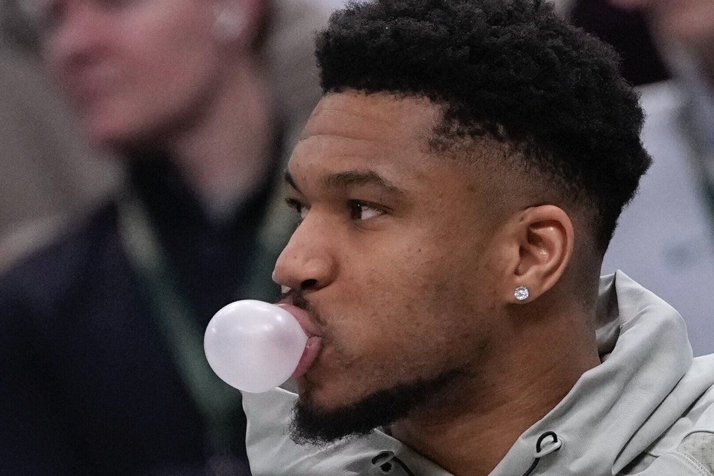 Antetokounmpo remains with Bucks as an extremely hectic NBA trade deadline passes | iNFOnews.ca Antetokounmpo remains with Bucks as an extremely hectic NBA trade deadline passes | iNFOnews.ca