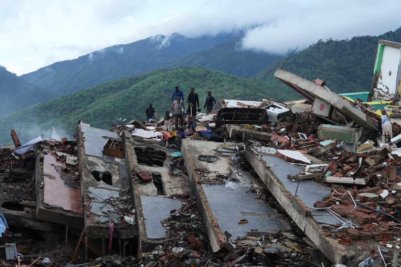 Spotless uniforms, stalled cranes: Inside Venezuela’s faltering quake rescue effort | iNFOnews.ca Spotless uniforms, stalled cranes: Inside Venezuela’s faltering quake rescue effort | iNFOnews.ca