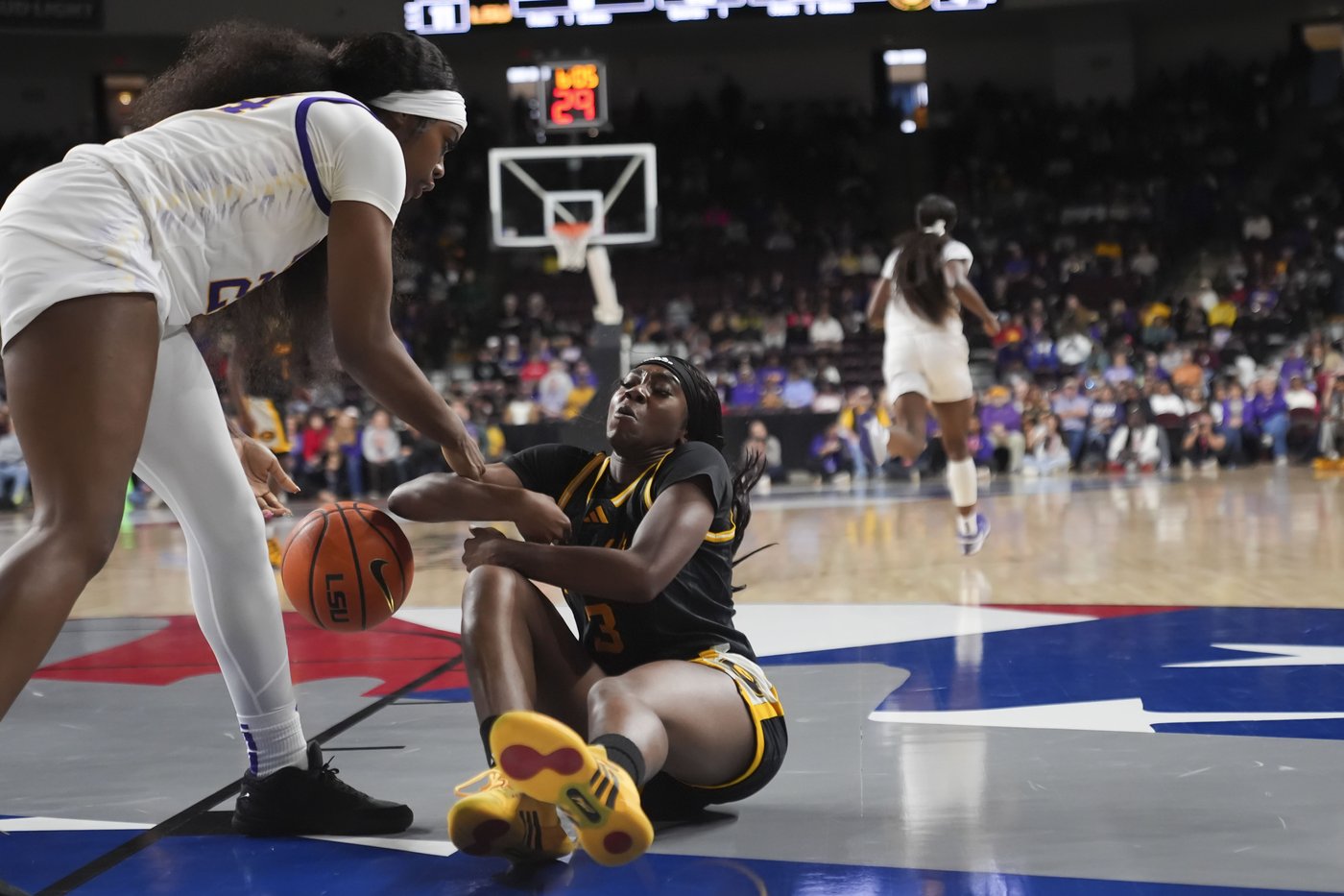 Aneesah Morrow scores 26 to lead No. 5 LSU over Grambling State 100-54 | iNFOnews.ca