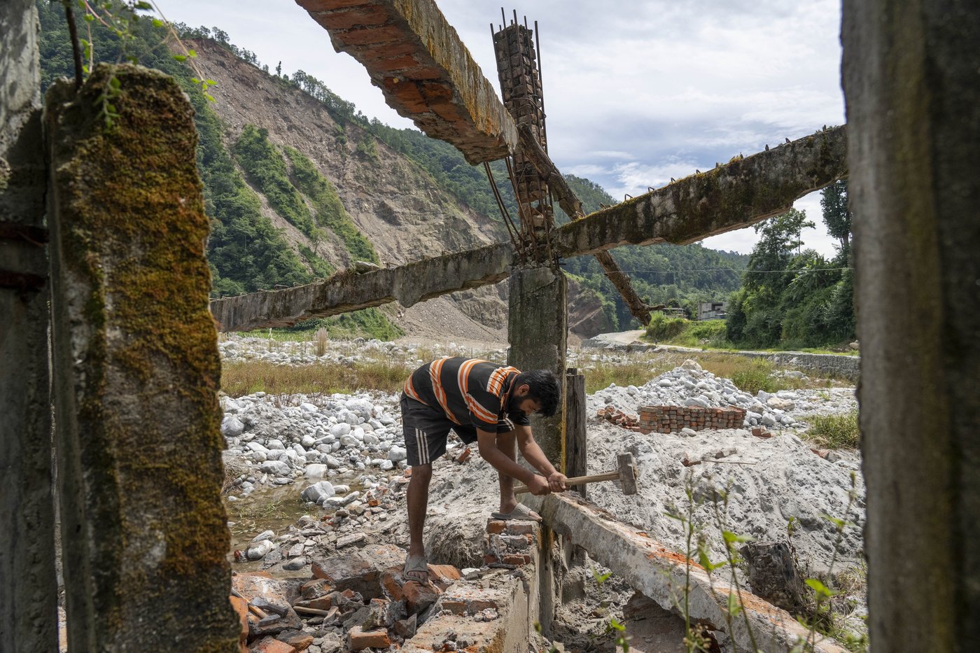 AP PHOTOS: Cascading disasters push residents of a Nepalese valley to the brink | iNFOnews.ca