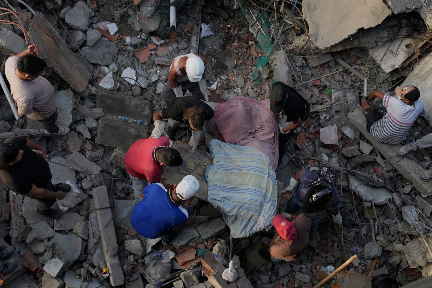 Venezuelans take search for the missing into their own hands as earthquake death toll climbs | iNFOnews.ca Venezuelans take search for the missing into their own hands as earthquake death toll climbs | iNFOnews.ca
