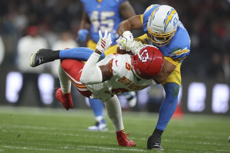 Herbert outduels Mahomes to help the Chargers beat the Chiefs 27-21 in Brazil | iNFOnews.ca