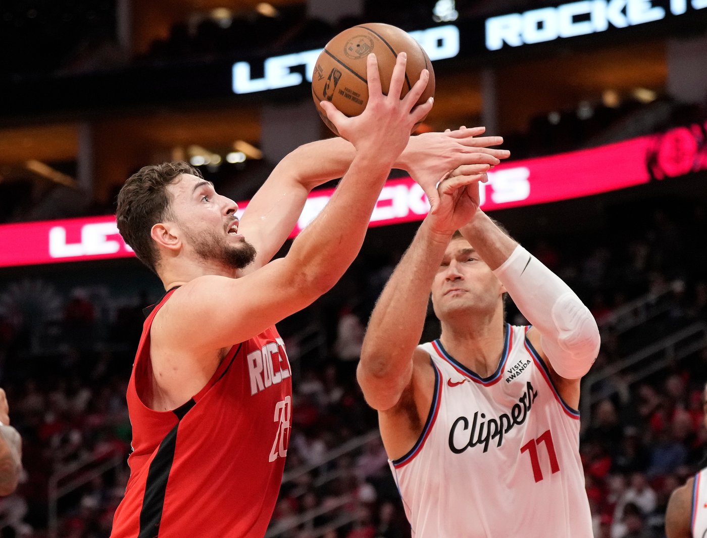Durant's 26 points lead Rockets over Clippers 102-95 | iNFOnews.ca