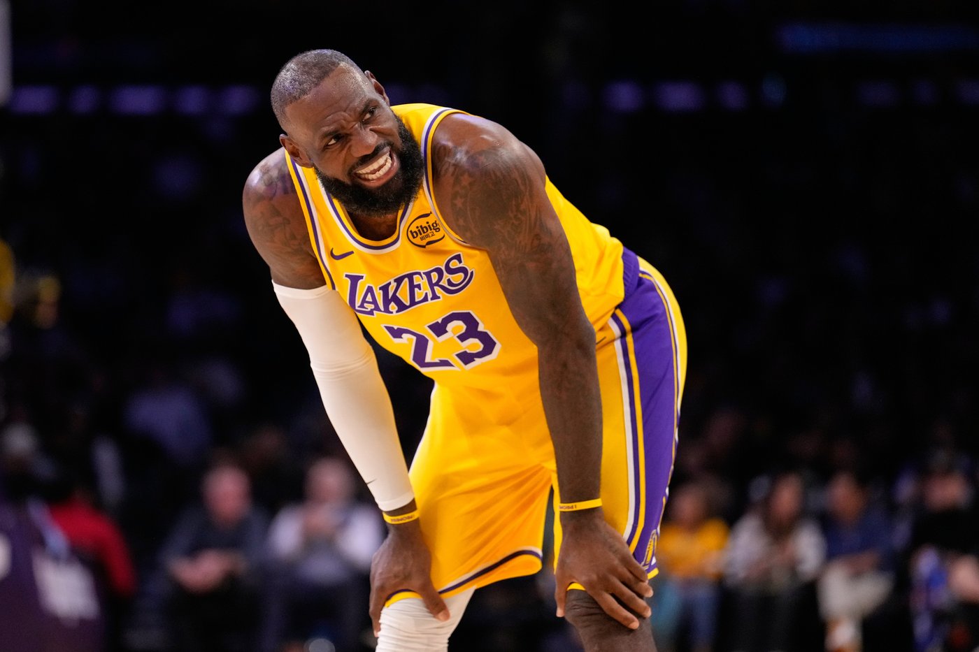 Suns snap Lakers' 7-game winning streak with 125-108 victory despite Booker's early exit | iNFOnews.ca Suns snap Lakers' 7-game winning streak with 125-108 victory despite Booker's early exit | iNFOnews.ca