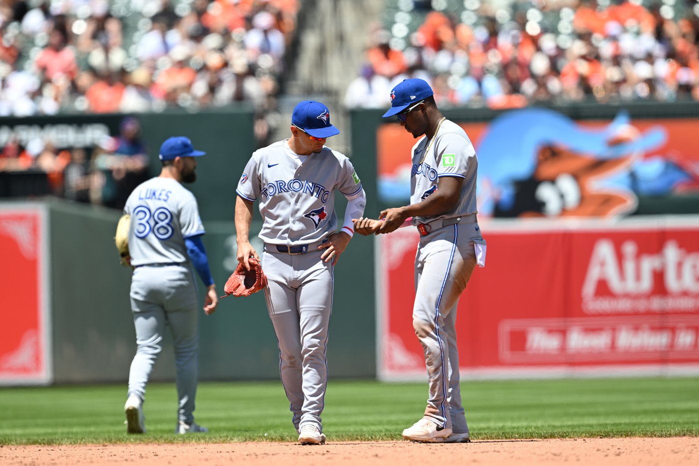 Jays OF Jesús Sánchez suffers right wrist bruise on ball thrown by kid from stands | iNFOnews.ca Jays OF Jesús Sánchez suffers right wrist bruise on ball thrown by kid from stands | iNFOnews.ca