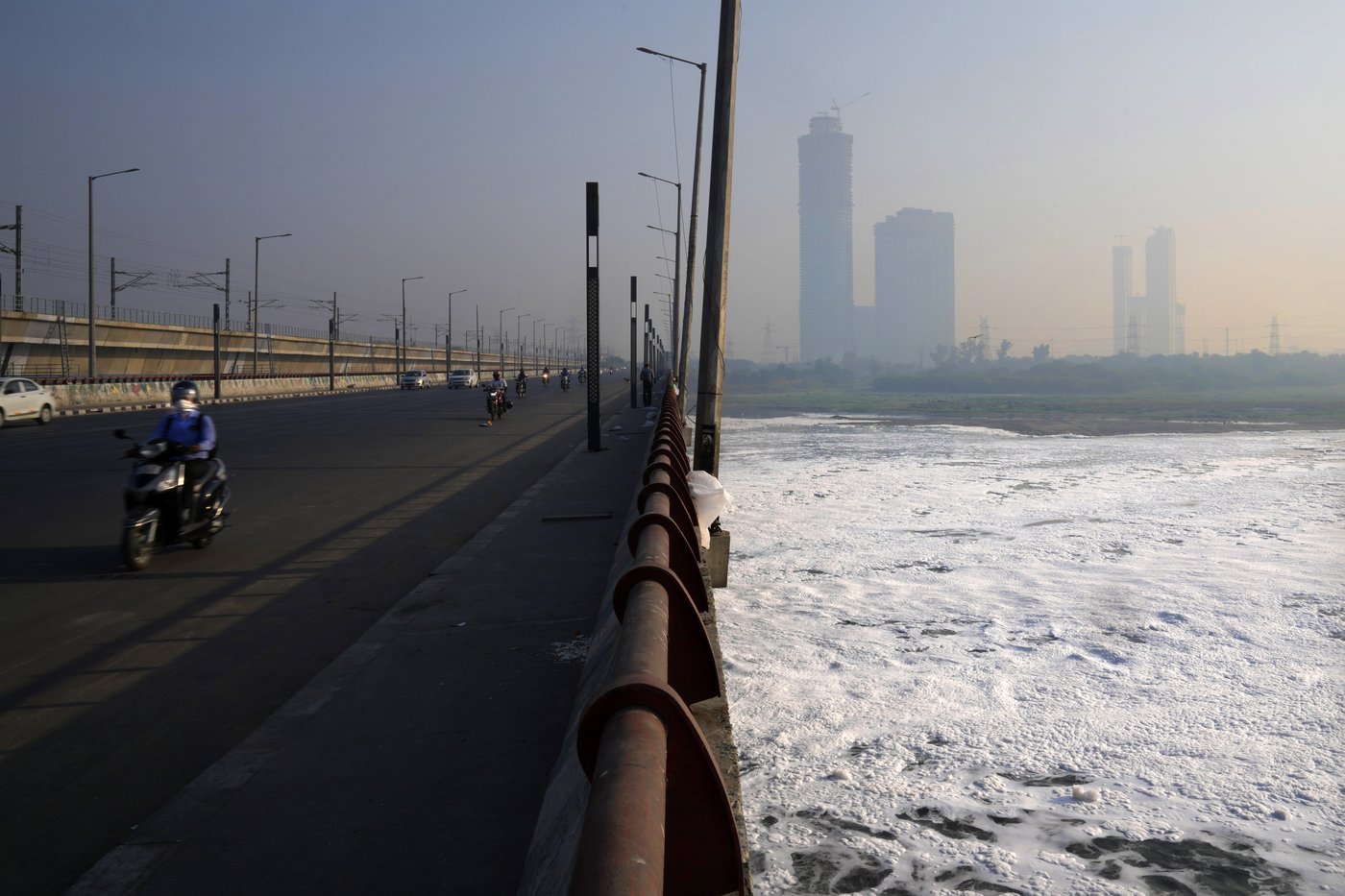 Toxic smog cloaks India's capital as Diwali firecrackers push air pollution to hazardous levels | iNFOnews.ca