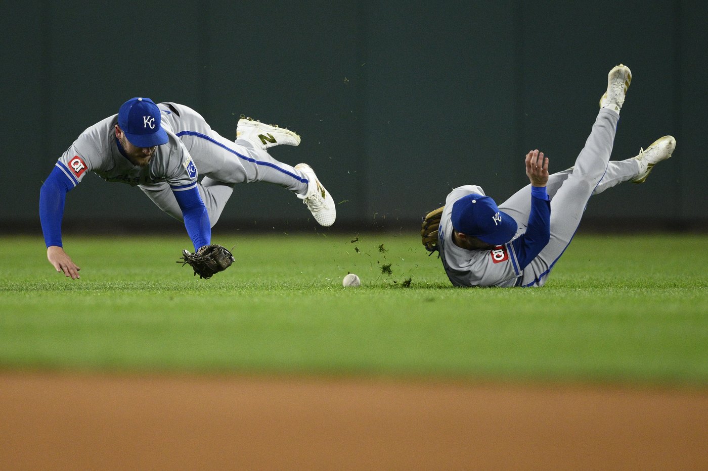 Royals seize on throwing error in 10th to beat Nationals 1-0 and hold on to 2nd AL wild card | iNFOnews.ca