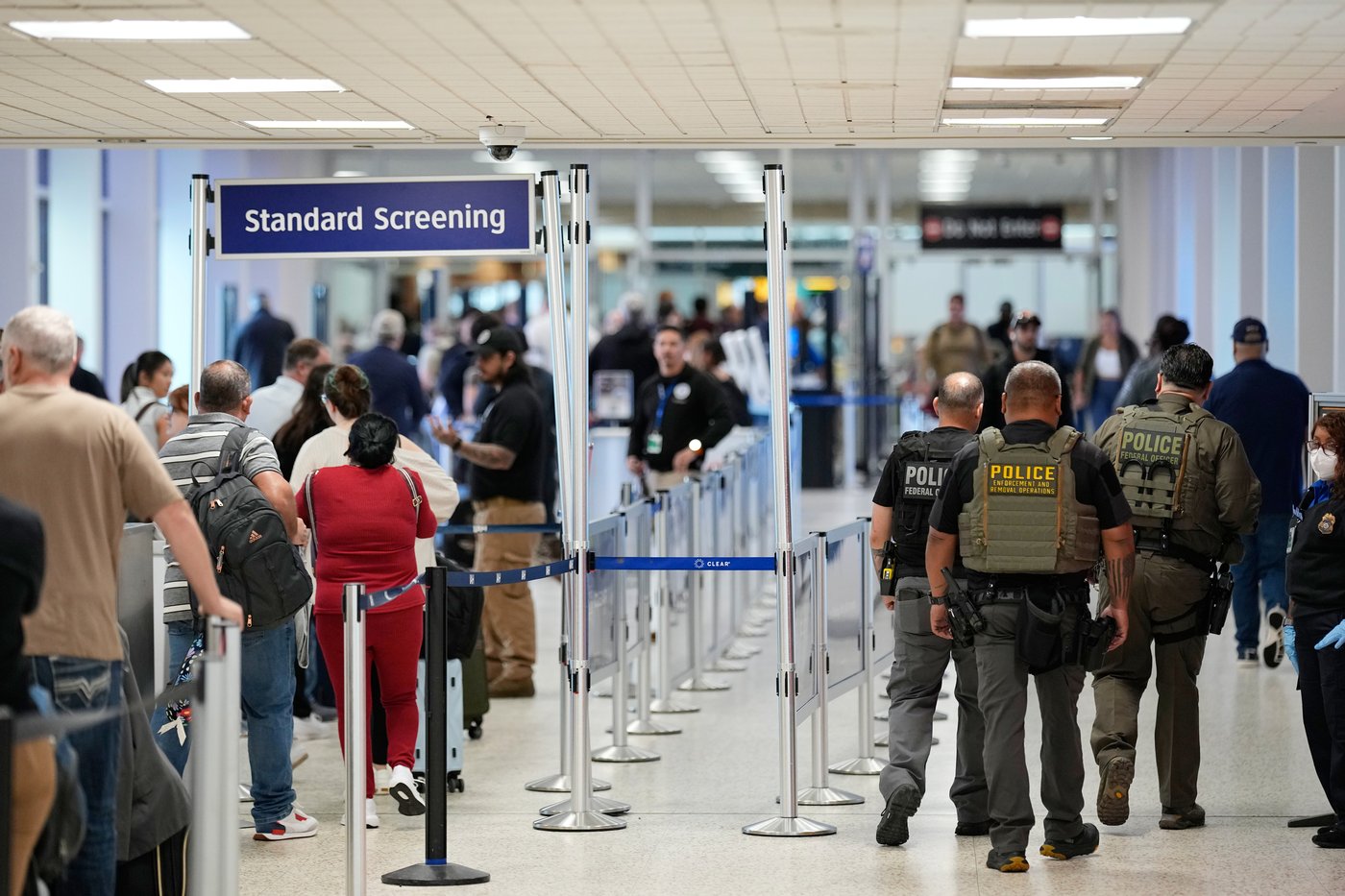 Houston airport has become a symbol for the shutdown's impacts on air travel | iNFOnews.ca