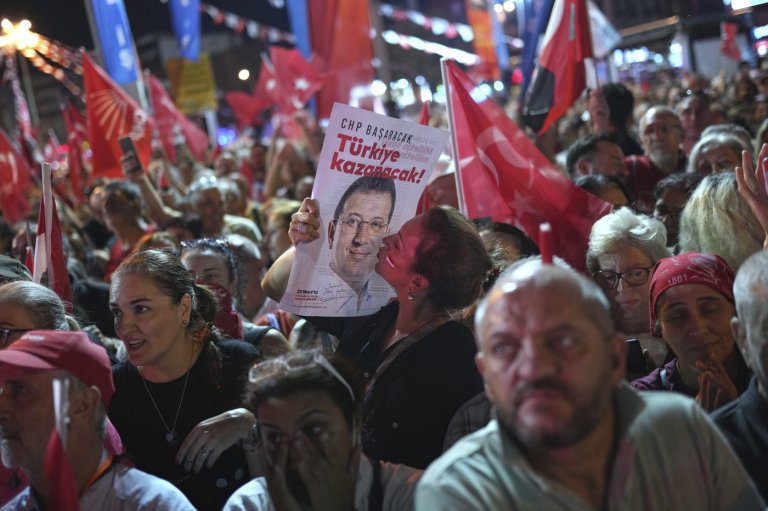 Istanbul's opposition mayor cheered as he enters prison courtroom for diploma case | iNFOnews.ca