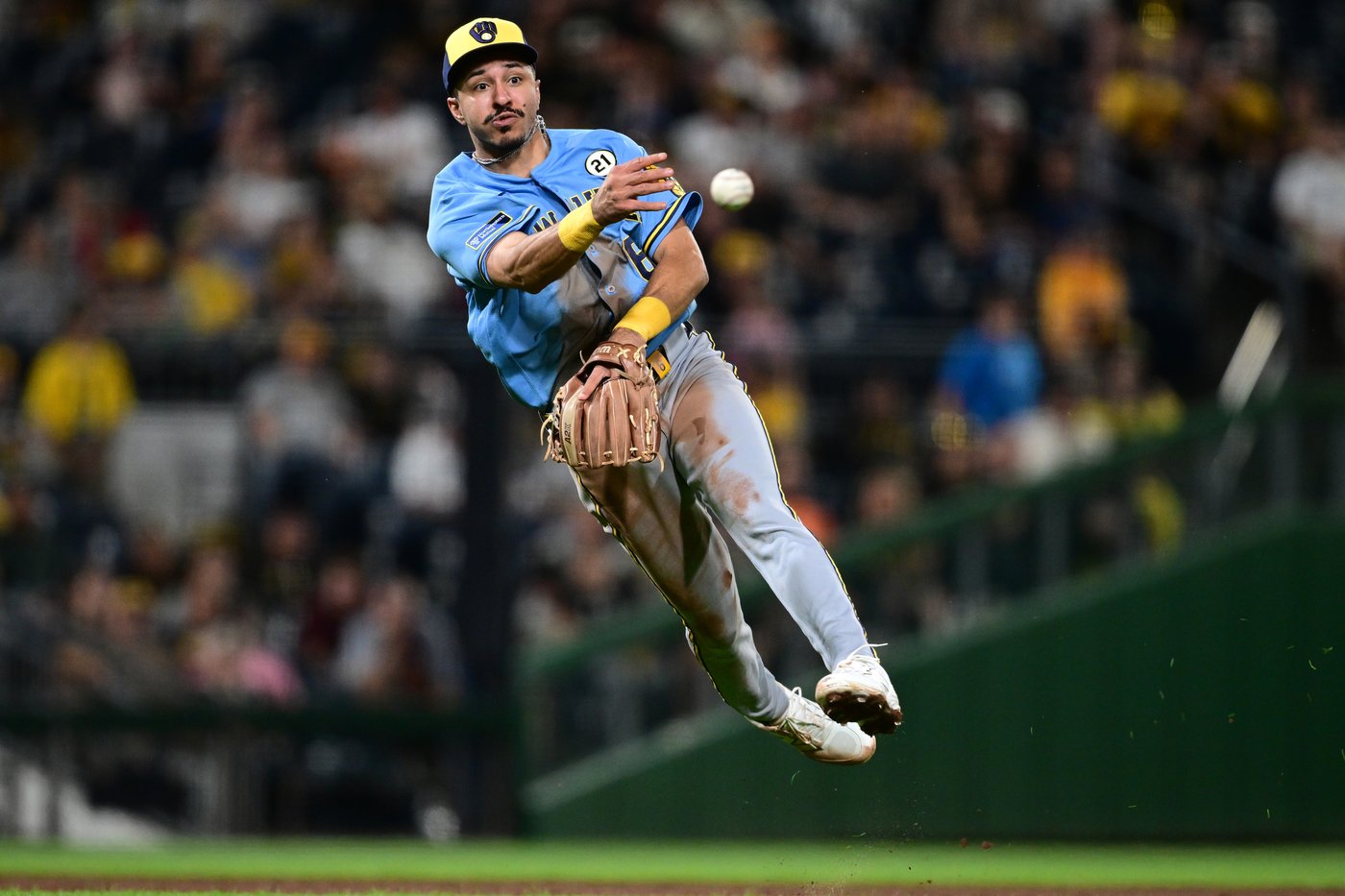 Misiorowski tosses 5 shutout innings, Brewers top Pirates 5-1 to win 4th straight NL Central title | iNFOnews.ca