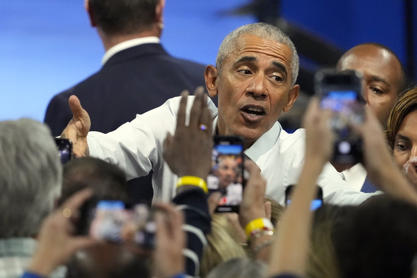 Obama and Walz urge Democrats to vote early in battleground Wisconsin | iNFOnews.ca