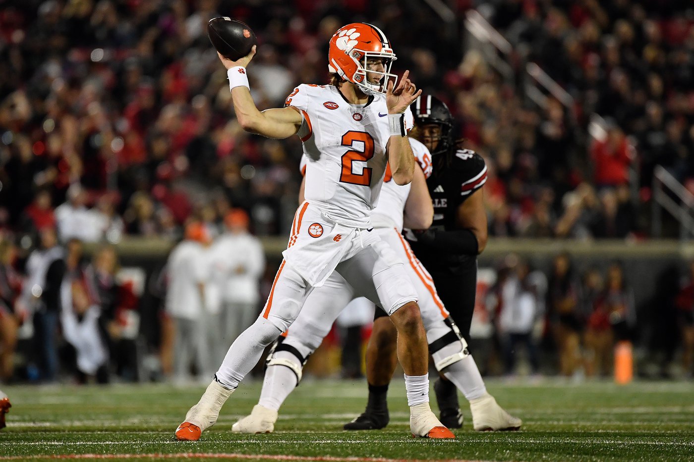Clemson sneaks past Louisville 20-19 despite botched punt snap and goal-line stand | iNFOnews.ca