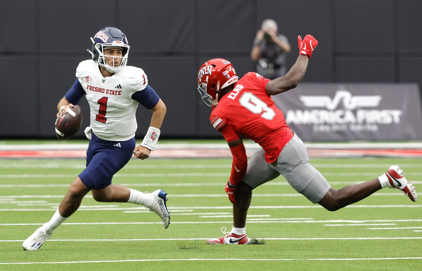 Hajj-Malik Williams guides unbeaten UNLV to 59-14 romp over Fresno State | iNFOnews.ca Hajj-Malik Williams guides unbeaten UNLV to 59-14 romp over Fresno State | iNFOnews.ca