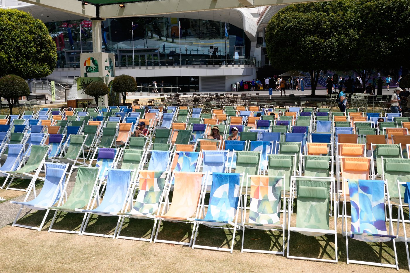 Spectators and players try to cool down during Australian Open heatwave | iNFOnews.ca