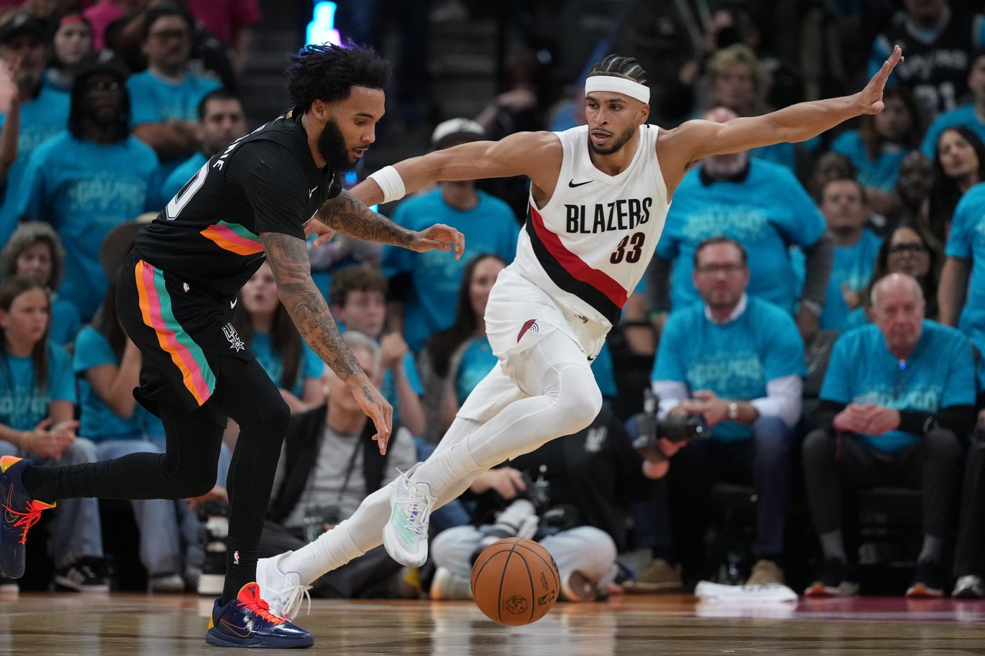Wembanyama scores 35 points in playoff debut as Spurs roll past Trail Blazers 111-98 | iNFOnews.ca