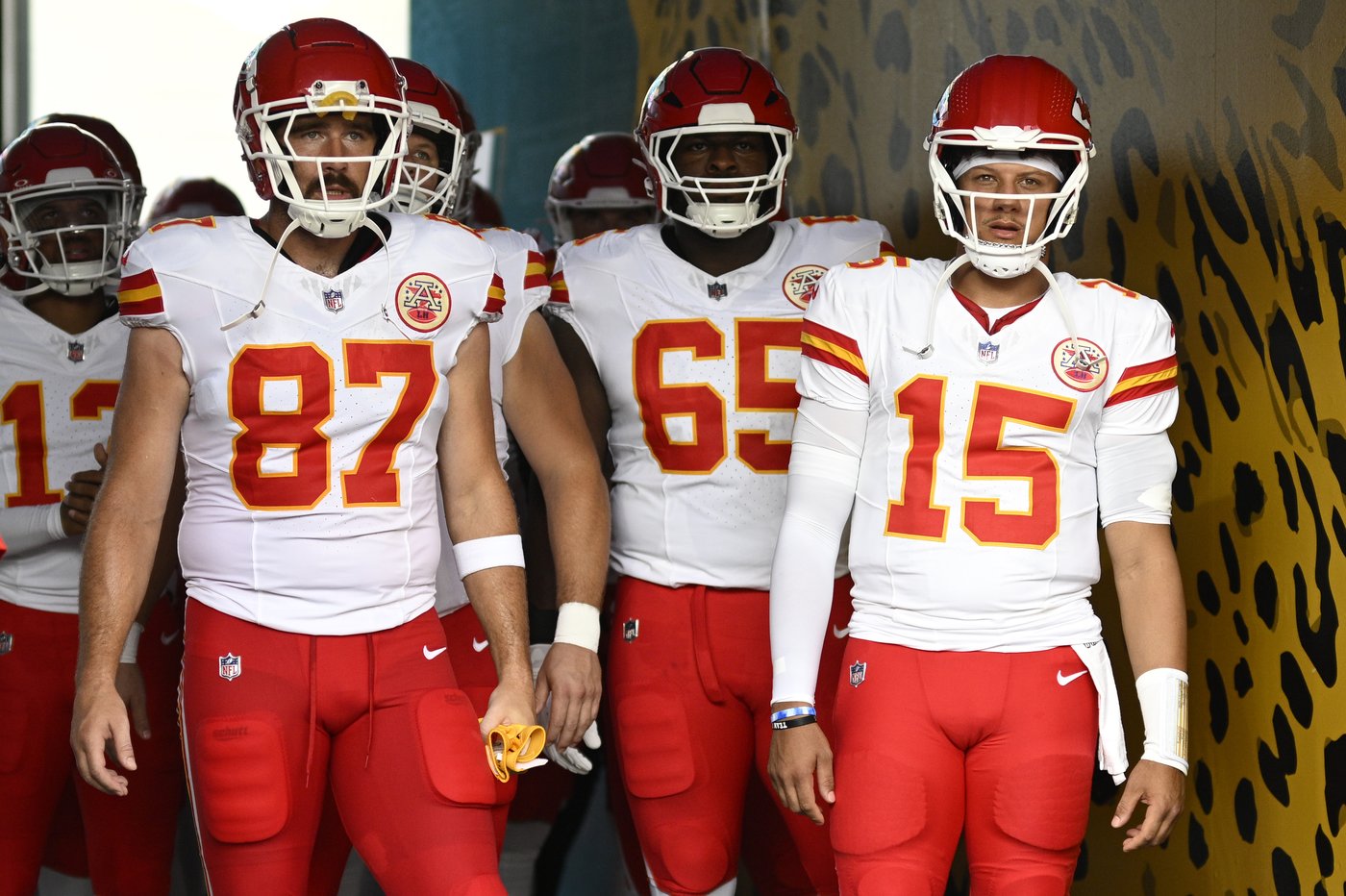 Homes of Chiefs' quarterback Mahomes and tight end Kelce were broken into last month | iNFOnews.ca