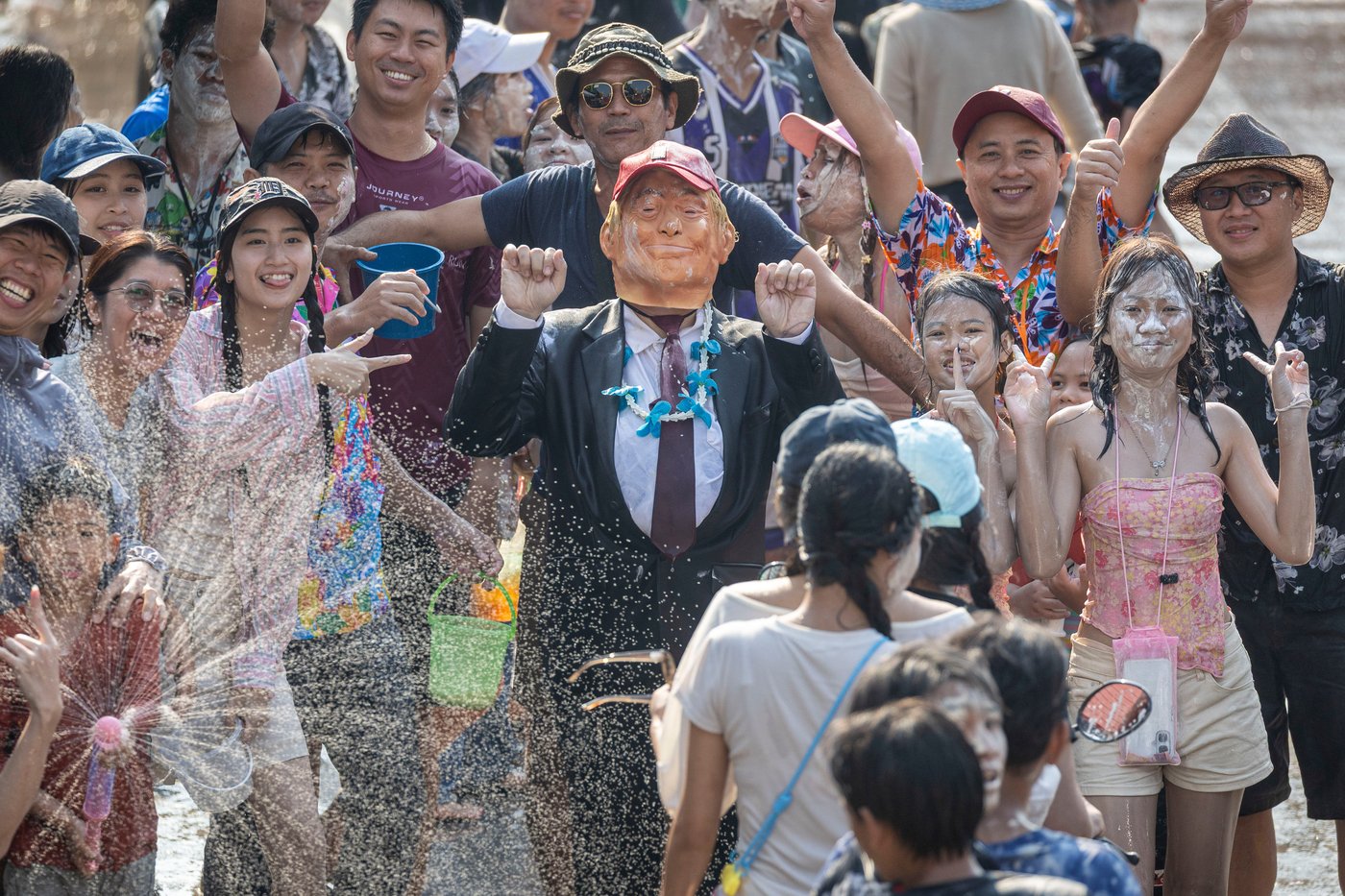 People spray water to celebrate the Thai New Year during the Songkran festival, in photos | iNFOnews.ca