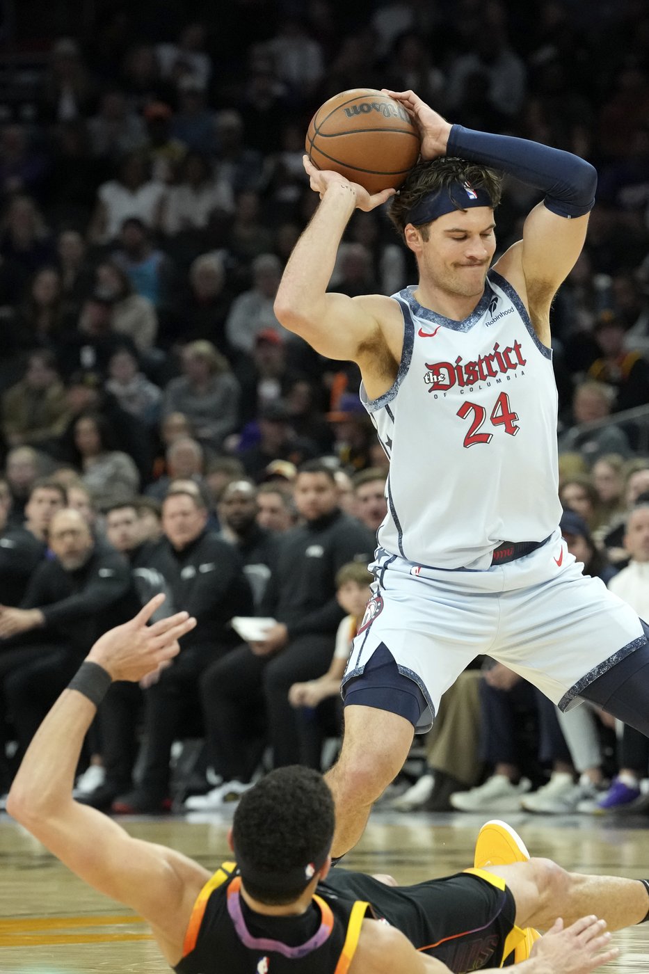 Durant scores 29 points as the Suns hand the Wizards their 13th straight loss, 119-109 | iNFOnews.ca Durant scores 29 points as the Suns hand the Wizards their 13th straight loss, 119-109 | iNFOnews.ca