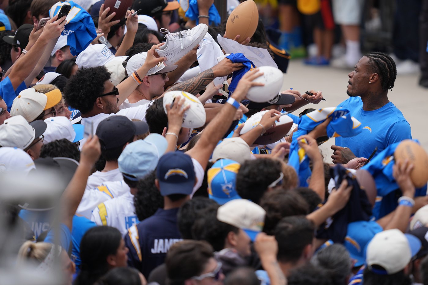 New offensive coordinator Mike McDaniel brings a different vibe to Chargers on and off field | iNFOnews.ca New offensive coordinator Mike McDaniel brings a different vibe to Chargers on and off field | iNFOnews.ca