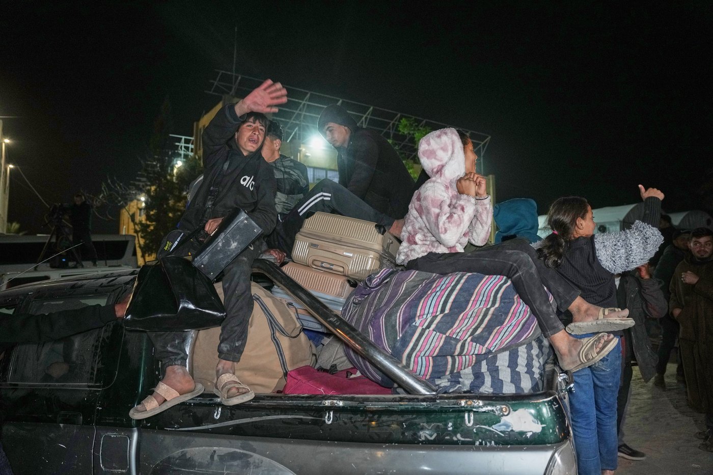 Palestinians allowed in to Gaza and patients are evacuated to Egypt as the Rafah crossing reopens | iNFOnews.ca Palestinians allowed in to Gaza and patients are evacuated to Egypt as the Rafah crossing reopens | iNFOnews.ca