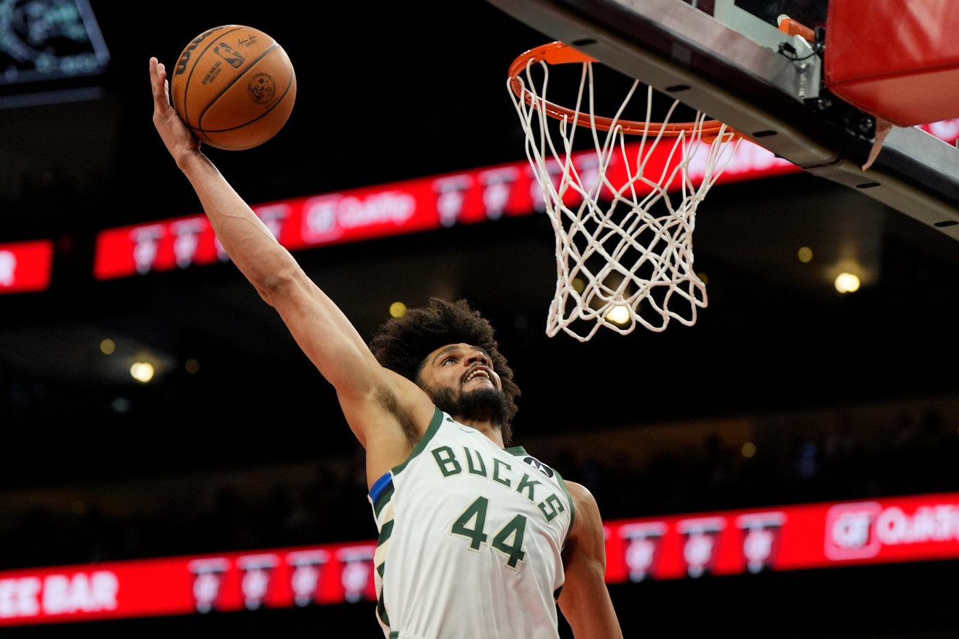 McCollum scores 30, Johnson has a triple-double as the Hawks beat the Bucks for 9th straight win | iNFOnews.ca