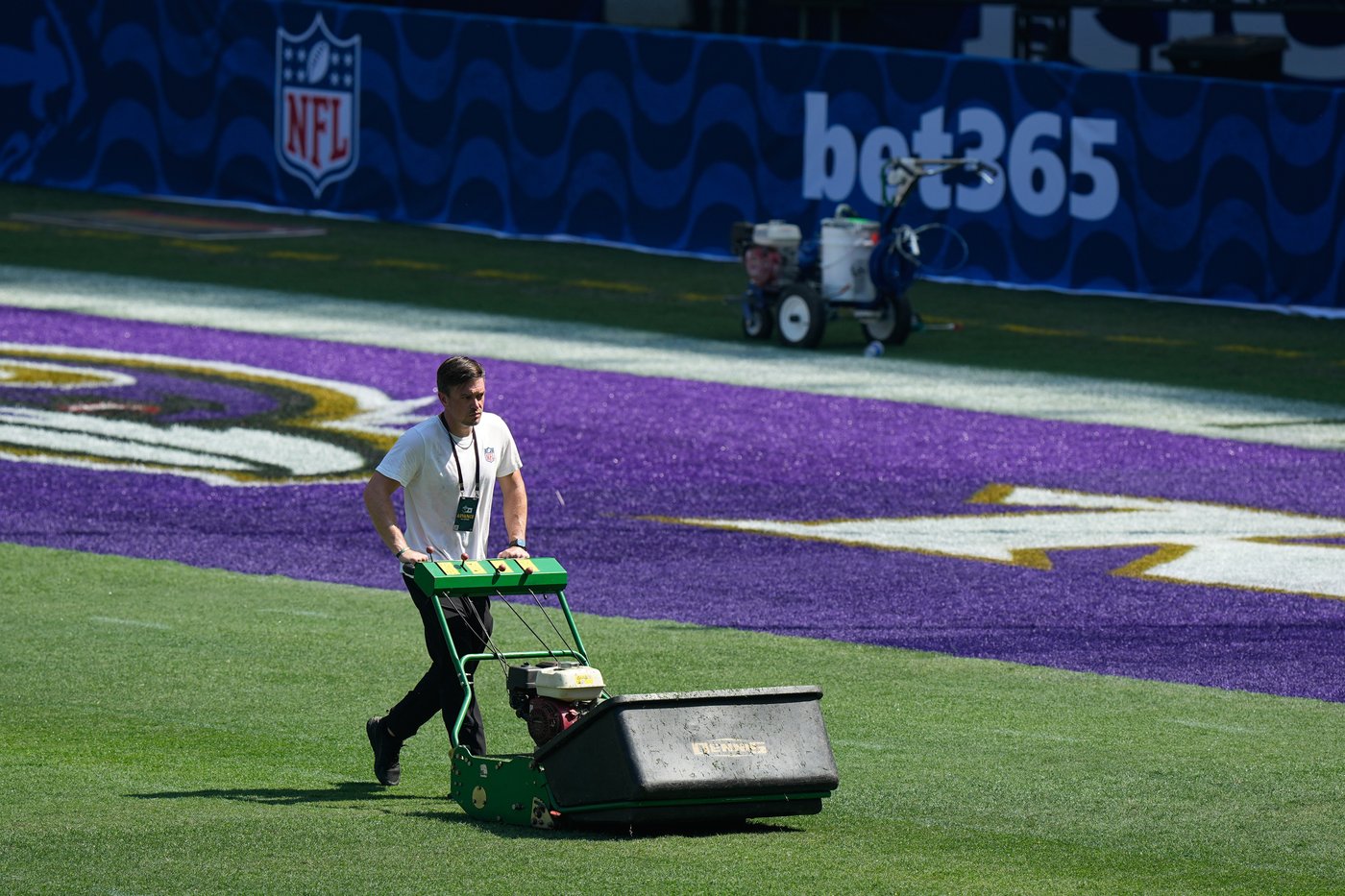 Maracana Stadium turf still being trimmed ahead of Cowboys-Ravens as Rio gears up for 1st NFL game | iNFOnews.ca