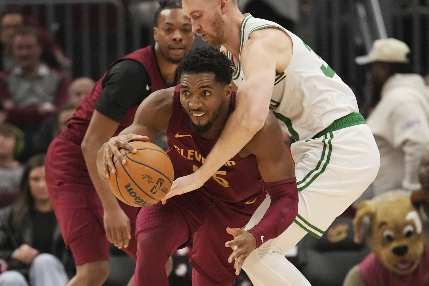 Mitchell scores 35, Cavs end Celtics' winning streak with 115-111 win in matchup of East's elite | iNFOnews.ca
