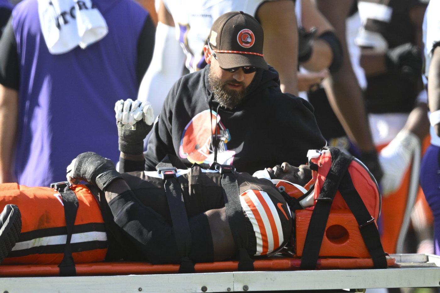Browns LB Owusu-Koramoah suffers 'scary' neck injury, will spend night in hospital as precaution | iNFOnews.ca