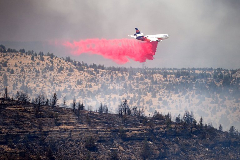 Fast-moving wildfires burn in central Oregon, in photos | iNFOnews.ca