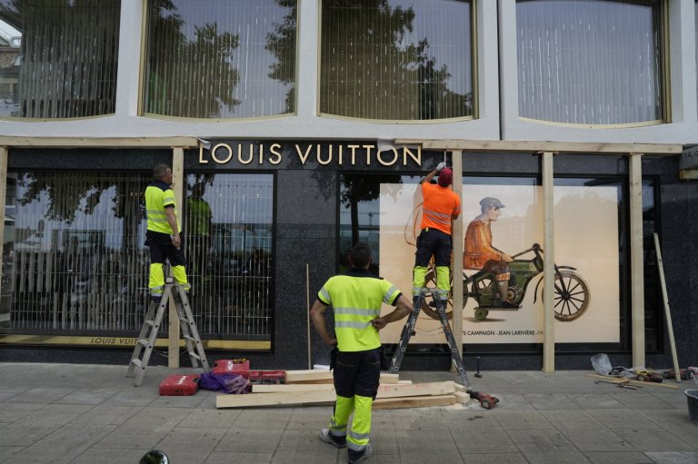 Downtown Geneva boards up as drastic security tightens ahead of anti-G7 protests | iNFOnews.ca