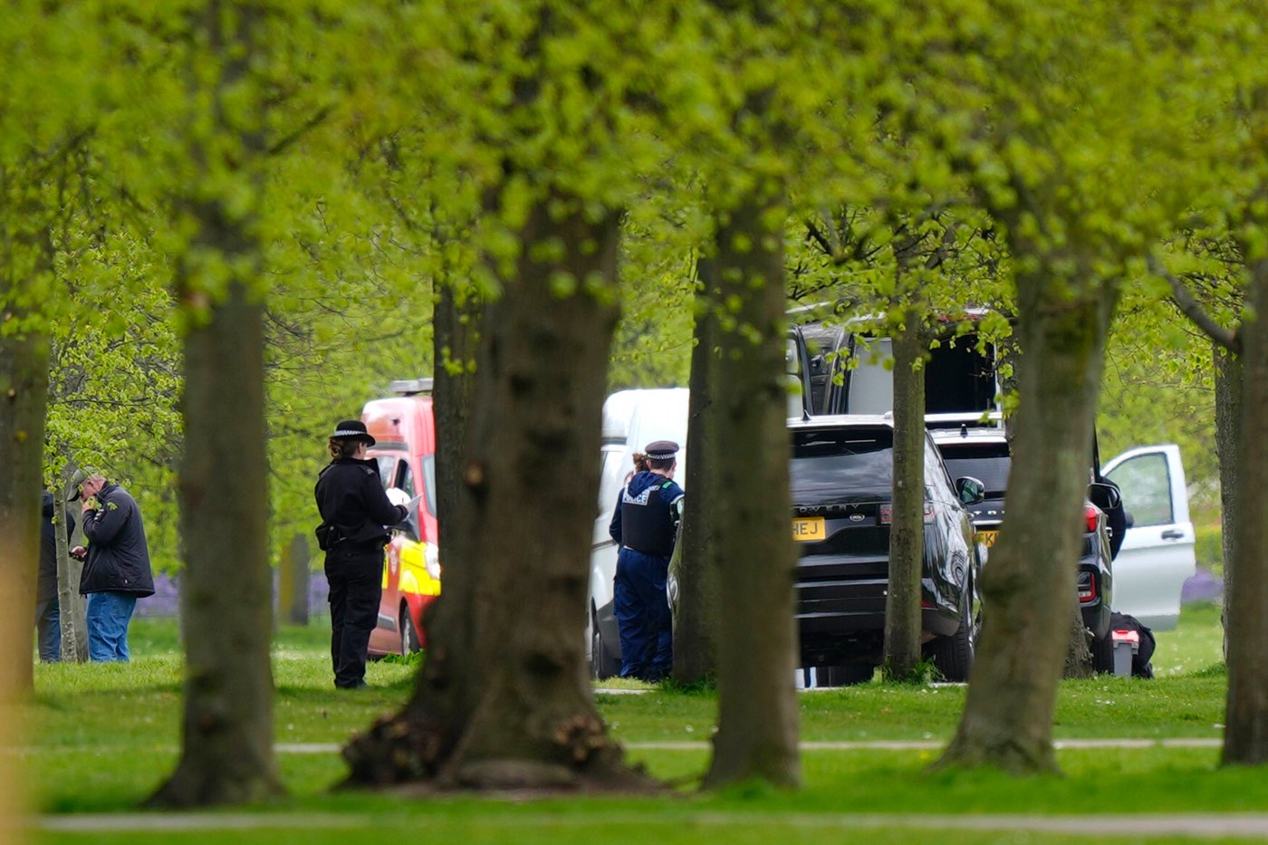 London police, some in protective clothing, probe discarded items near Israeli Embassy | iNFOnews.ca