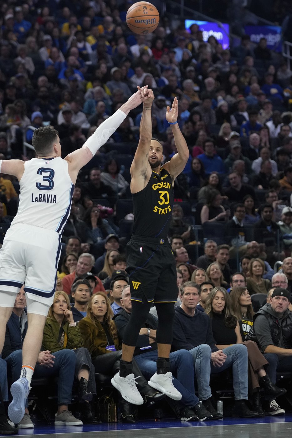 Draymond Green and Stephen Curry lead balanced Warriors past Grizzlies 123-118 | iNFOnews.ca