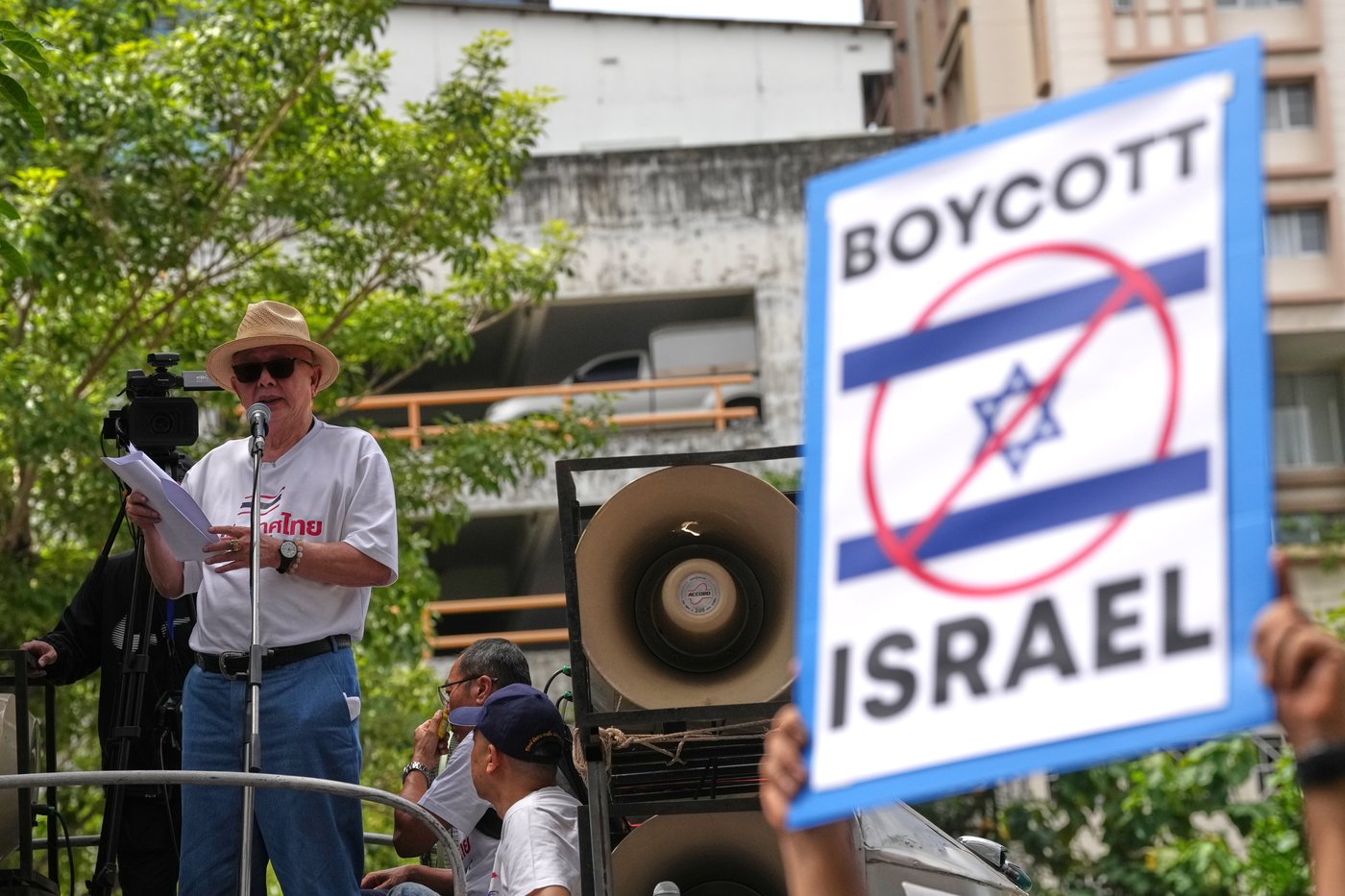 Hundreds rally at Israeli embassy in Bangkok to demand foreigners respect Thai laws | iNFOnews.ca Hundreds rally at Israeli embassy in Bangkok to demand foreigners respect Thai laws | iNFOnews.ca