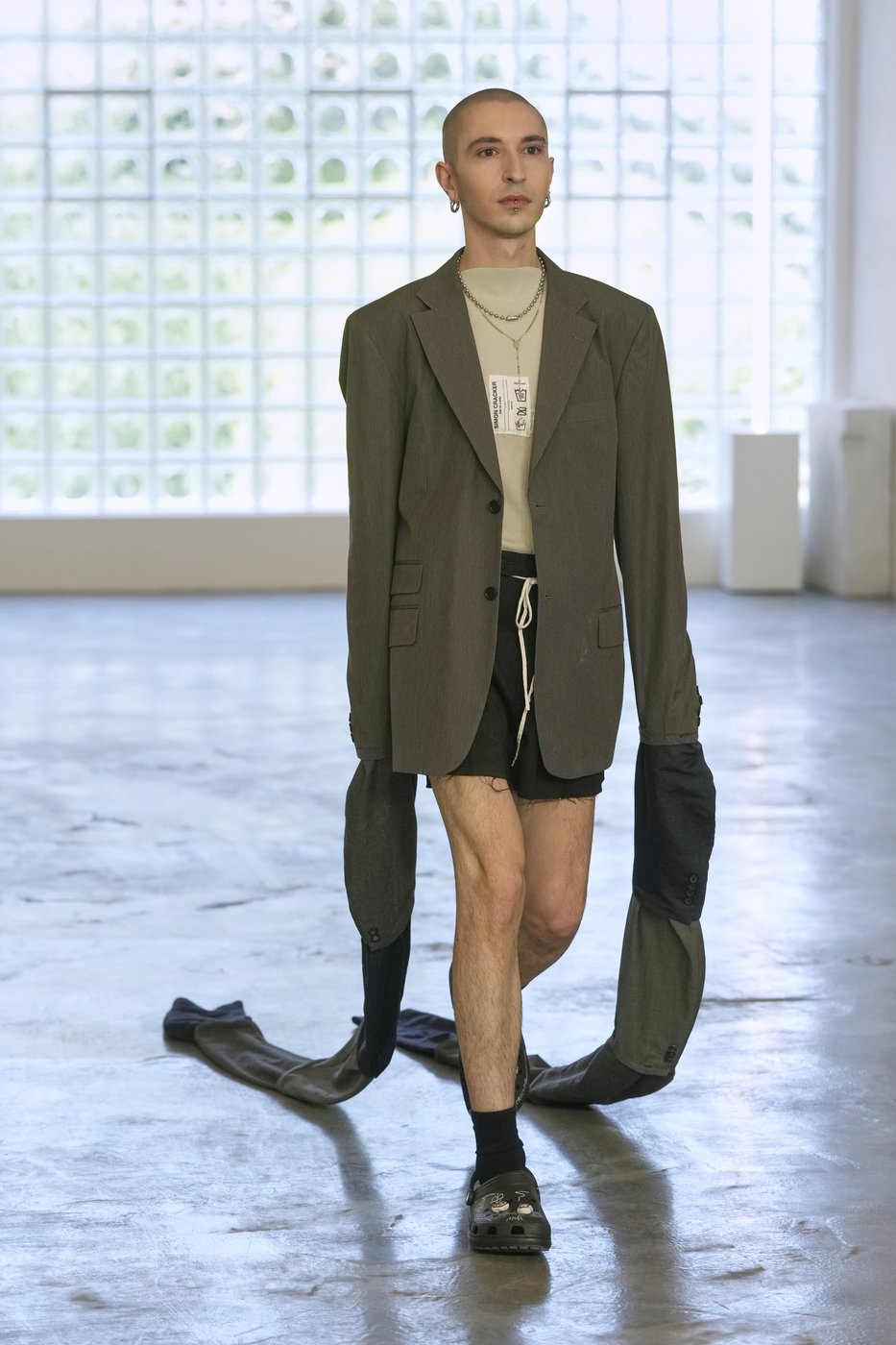 Simon Cracker creates a brand uniform to highlight star upcycled garments during Milan Fashion Week | iNFOnews.ca Simon Cracker creates a brand uniform to highlight star upcycled garments during Milan Fashion Week | iNFOnews.ca